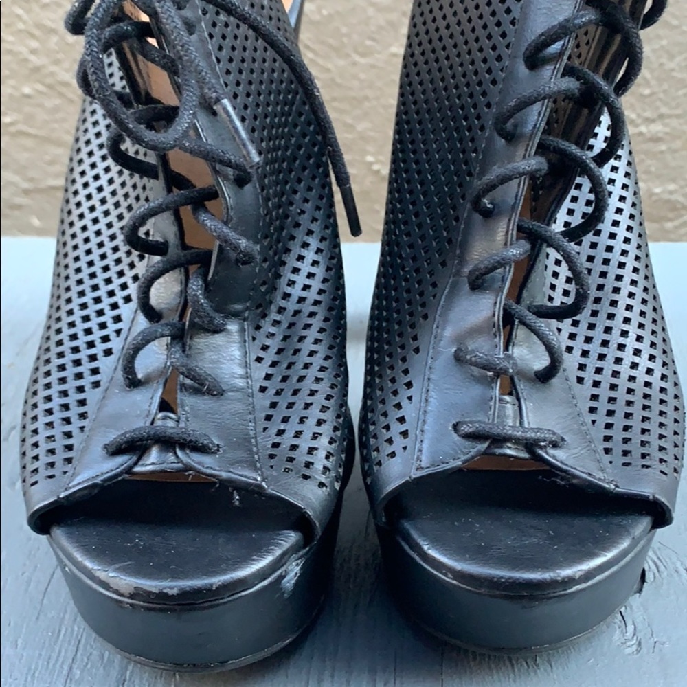 Peep-toe lace up chunky Heel